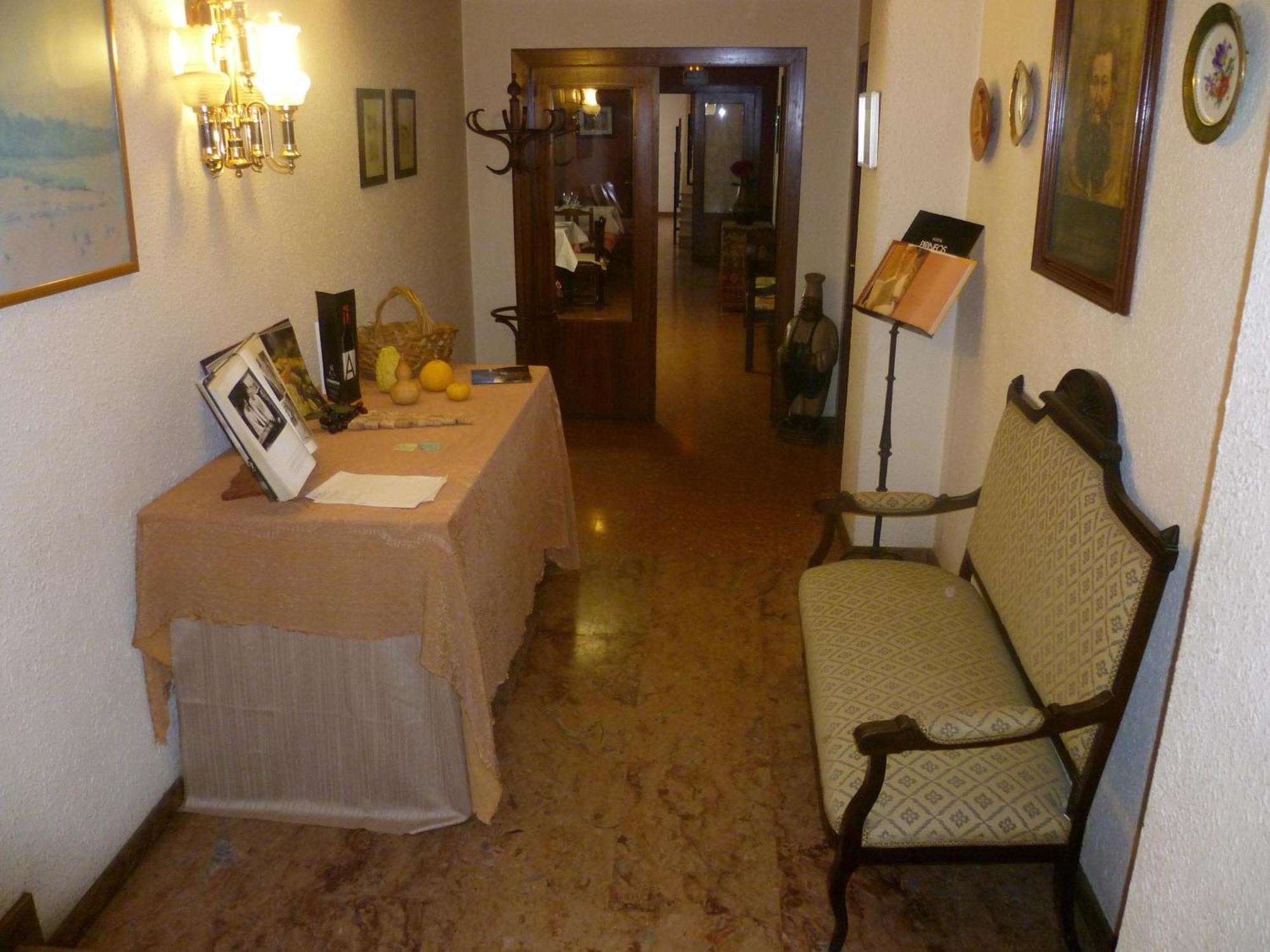Hostal Pirineos Barbastro Extérieur photo