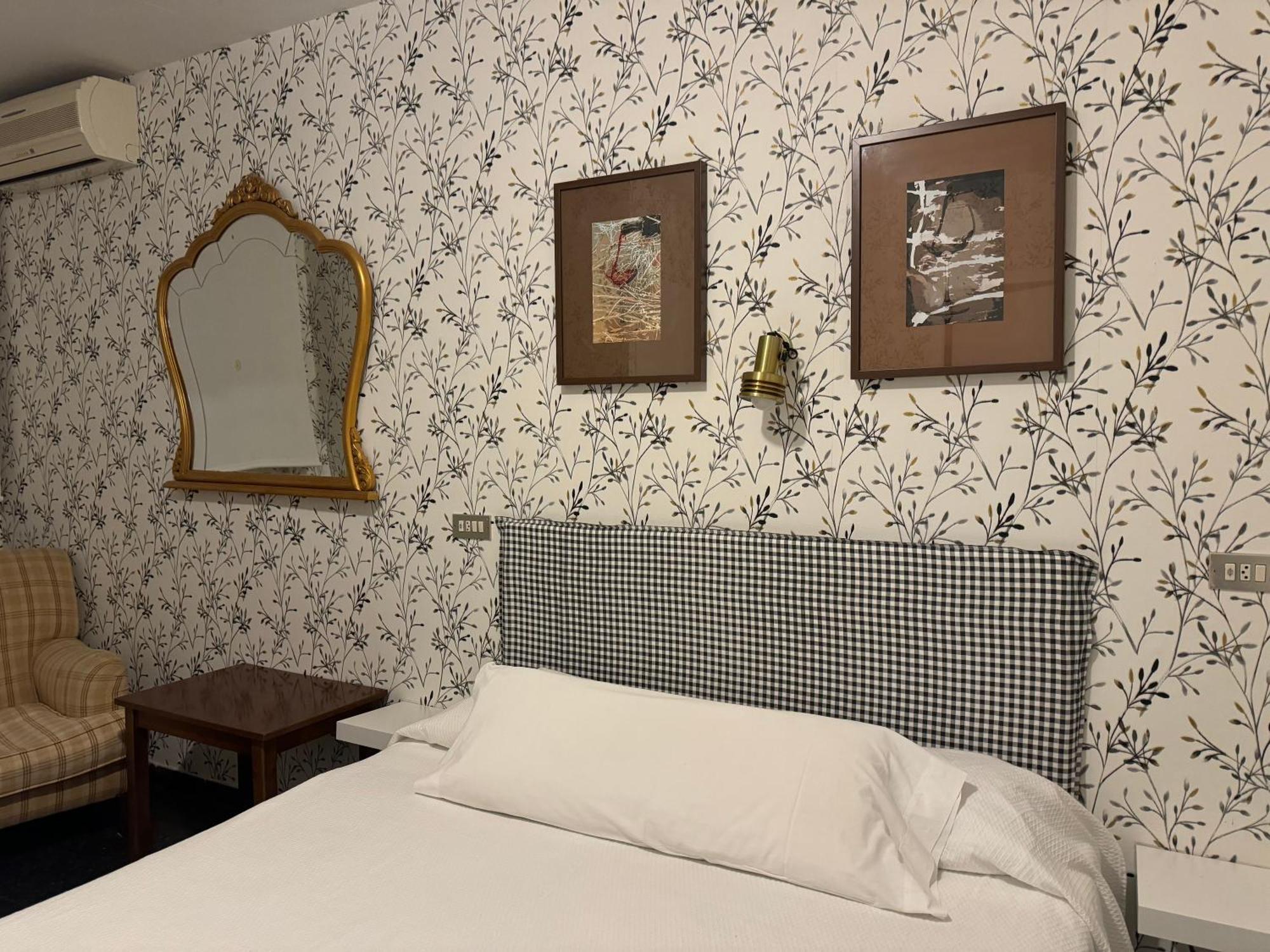 Hostal Pirineos Barbastro Extérieur photo