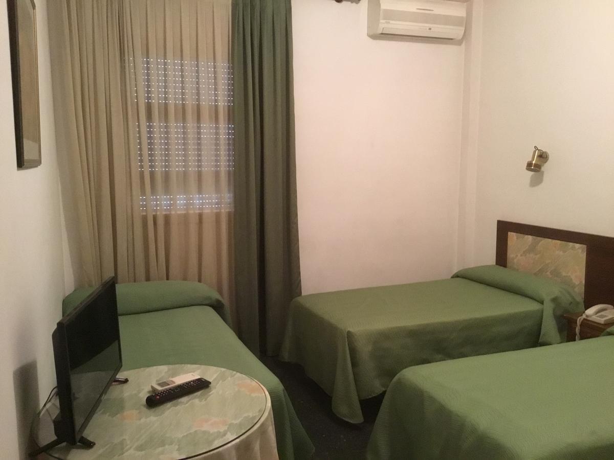 Hostal Pirineos Barbastro Extérieur photo