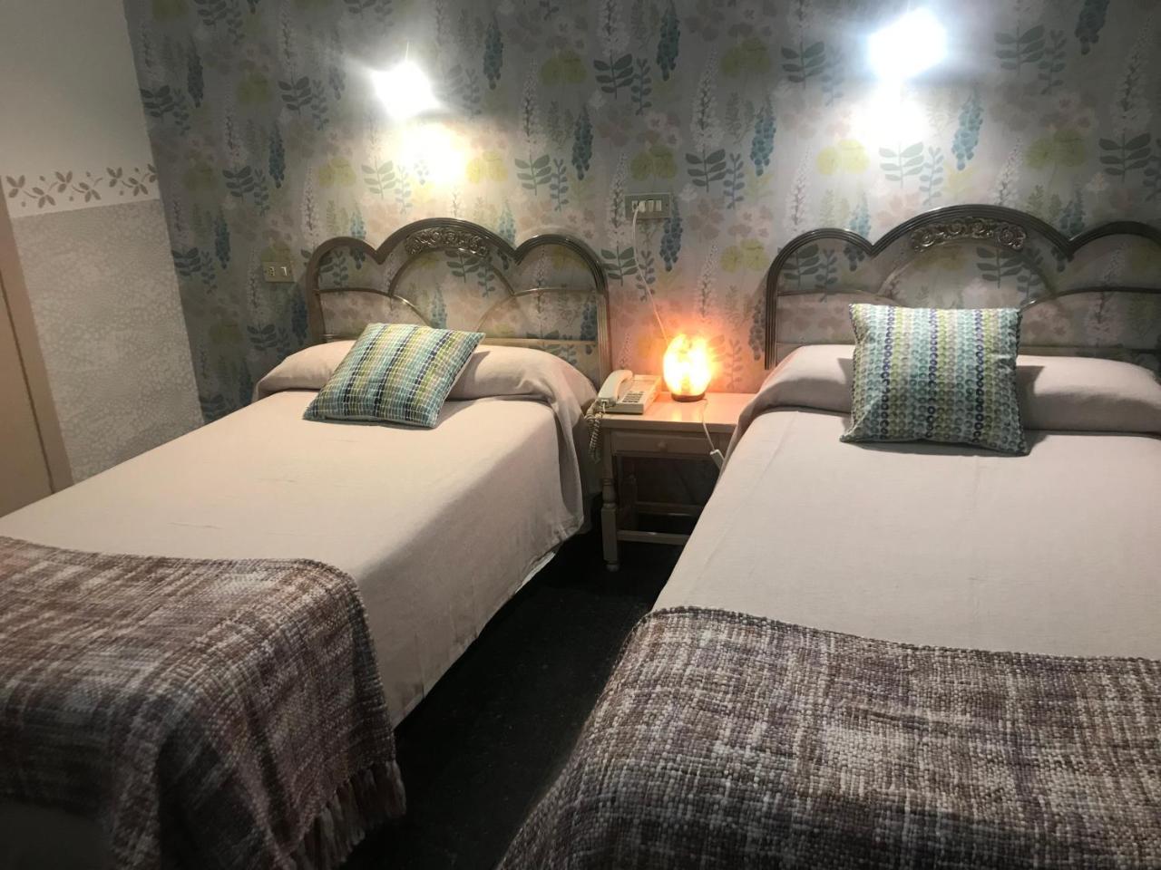 Hostal Pirineos Barbastro Extérieur photo