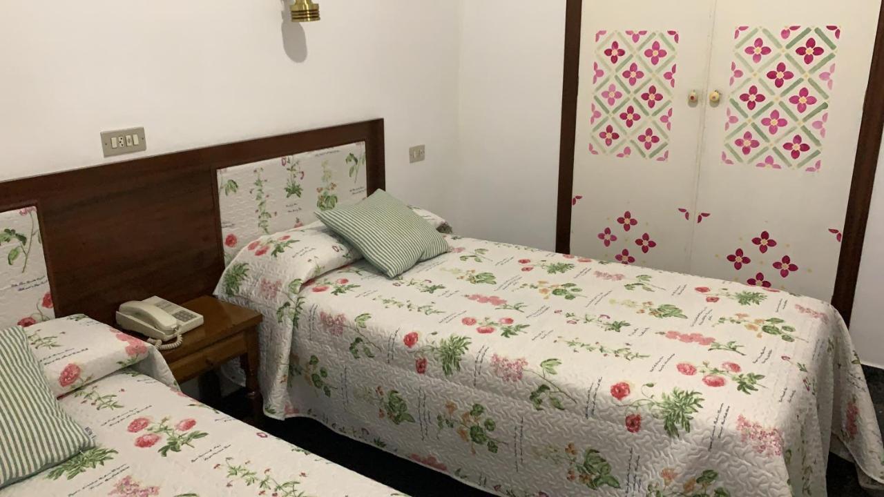 Hostal Pirineos Barbastro Extérieur photo
